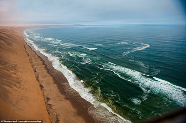 Skeleton Coast là phần phía bắc bờ biển Đại Tây Dương của Namibia và phía nam của Angola.